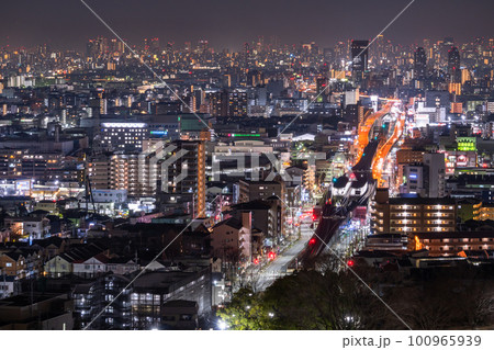 《大阪府》東大阪から望む大阪中心街の夜景 100965939