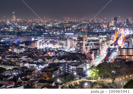 《大阪府》東大阪から望む大阪中心街の夜景 100965941