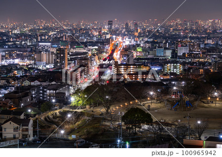 《大阪府》東大阪から望む大阪中心街の夜景 100965942