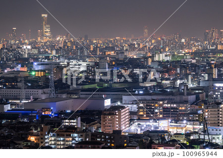 《大阪府》東大阪から望む大阪中心街の夜景 100965944