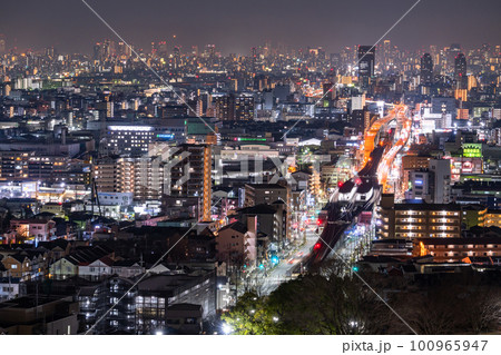 《大阪府》東大阪から望む大阪中心街の夜景 《大阪府》東大阪から望む大阪中心街の夜景 100965947