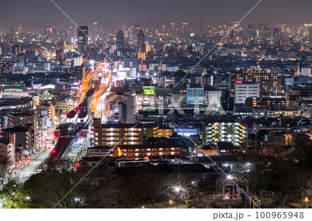 《大阪府》東大阪から望む大阪中心街の夜景 100965948
