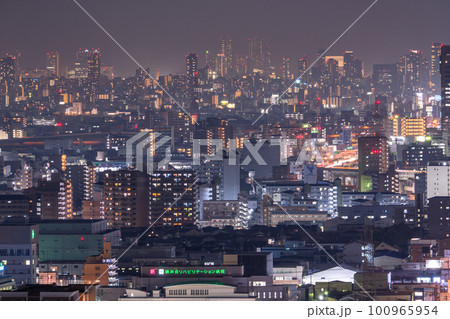 《大阪府》東大阪から望む大阪中心街の夜景 《大阪府》東大阪から望む大阪中心街の夜景 100965954