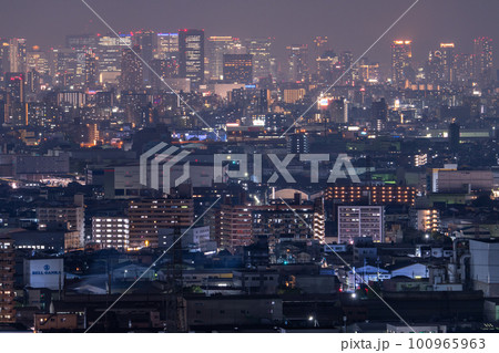 《大阪府》東大阪から望む大阪中心街の夜景 100965963