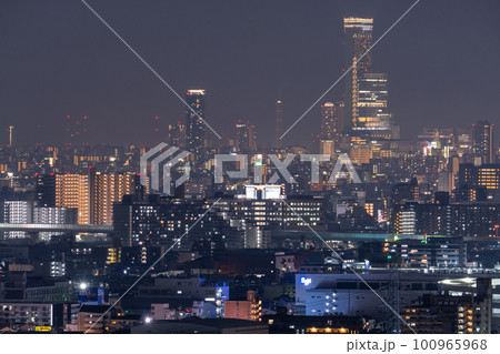 《大阪府》東大阪から望む大阪中心街の夜景 100965968