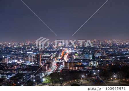 《大阪府》東大阪から望む大阪中心街の夜景 100965971