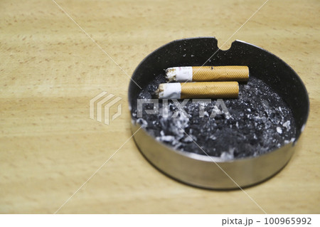灰皿のタバコの吸い殻 灰皿のタバコの吸い殻 100965992