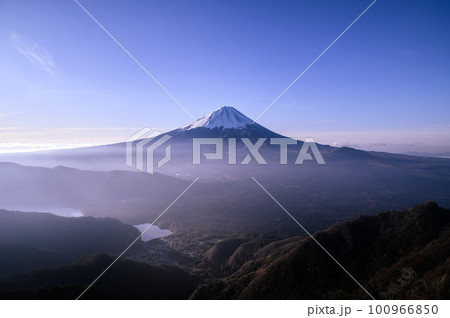 （山梨県）御坂山地・王岳稜線より望む富士山と青空 100966850