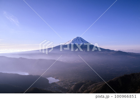 （山梨県）御坂山地・王岳稜線より望む富士山と青空 100966851