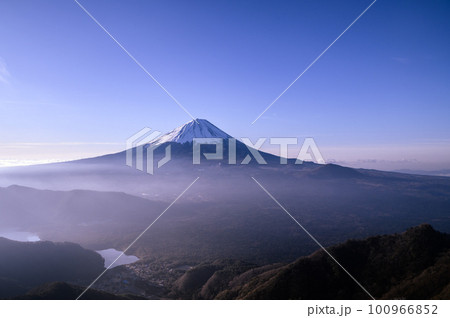 (山梨県)御坂山地・王岳稜線より望む富士山と青空 (山梨県)御坂山地・王岳稜線より望む富士山と青空 100966852