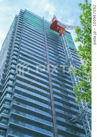 ビルの谷間から空を見上げる建設中の高層マンション ビルの谷間から空を見上げる建設中の高層マンション 100967092