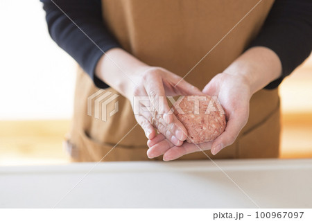 ハンバーグを成型する女性の手元 100967097