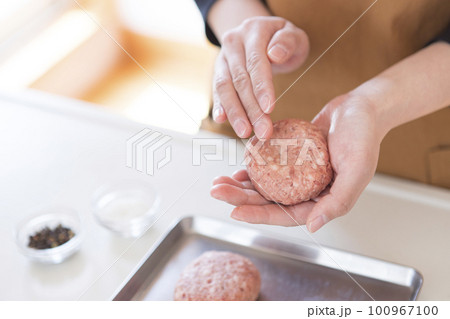 ハンバーグを成型する女性の手元 ハンバーグを成型する女性の手元 100967100