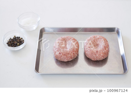 バットに乗せたハンバーグ種 バットに乗せたハンバーグ種 100967124
