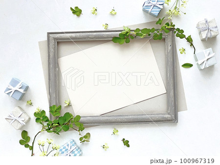 小さなプレゼントとつるバラの葉のフレーム素材 小さなプレゼントとつるバラの葉のフレーム素材 100967319