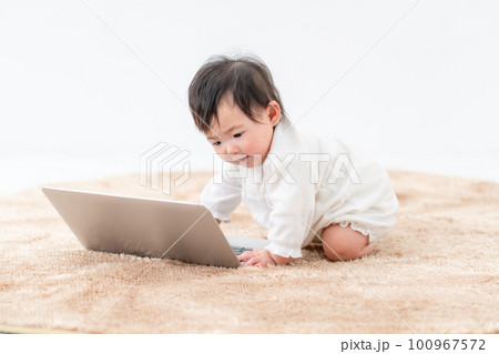 パソコンで遊ぶ赤ちゃん 100967572