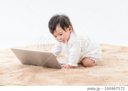 パソコンで遊ぶ赤ちゃん パソコンで遊ぶ赤ちゃん 100967572