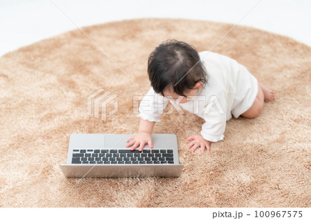 パソコンで遊ぶ赤ちゃん 100967575