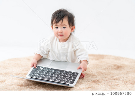 パソコンで遊ぶ赤ちゃん パソコンで遊ぶ赤ちゃん 100967580