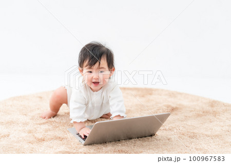 パソコンで遊ぶ赤ちゃん 100967583