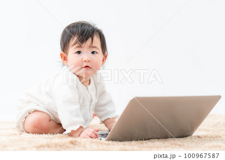 パソコンで遊ぶ赤ちゃん パソコンで遊ぶ赤ちゃん 100967587