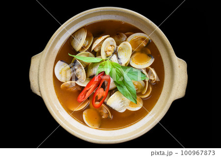 Steamed clams or clam soup 100967873