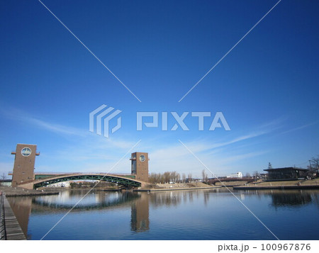 水盤越しの青空に映える環水公園大門橋 100967876