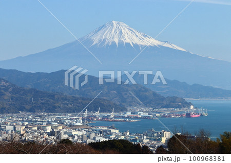 駿河湾に浮かぶ、冠雪した富士山（日本平夢テラス） 100968381