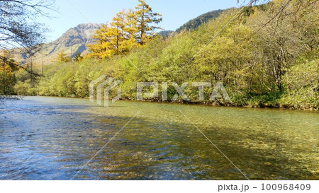 秋の上高地梓川と焼岳 100968409