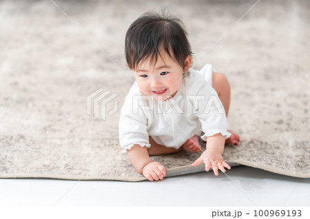 カーペットで遊ぶ赤ちゃん カーペットで遊ぶ赤ちゃん 100969193