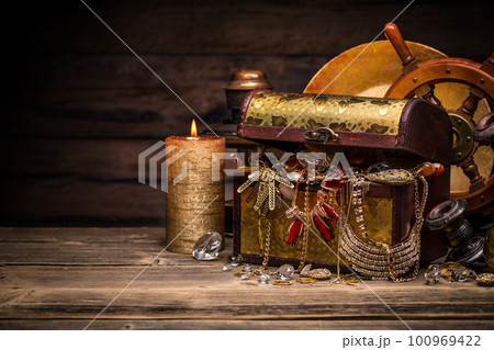 Composition of treasure chest 100969422