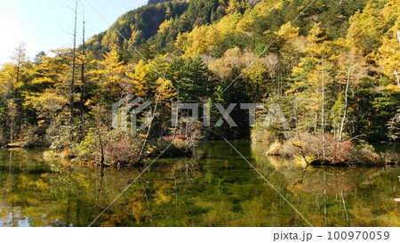 紅葉が水面に映える秋の上高地明神池（明神二之池） 100970059