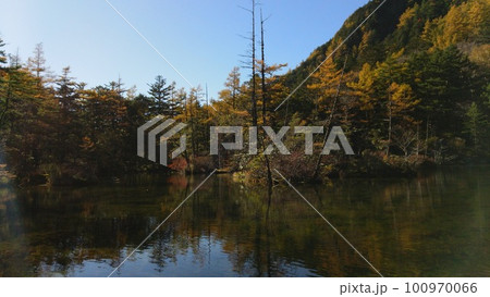 紅葉が水面に映える秋の上高地明神池（明神二之池） 100970066