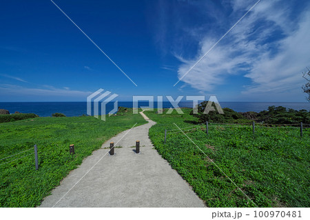 《京都府》山陰海岸ジオパーク大成古墳群の海へと続く道 《京都府》山陰海岸ジオパーク大成古墳群の海へと続く道 100970481