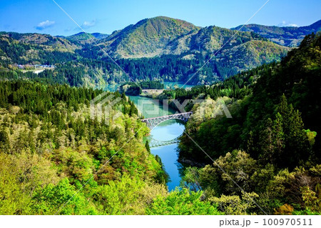 只見線　新緑の第一只見川橋梁(福島県三島町、5月上旬) 100970511