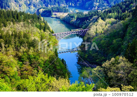 只見線　新緑の第一只見川橋梁を渡る列車キハE120形(福島県三島町、5月上旬) 100970512