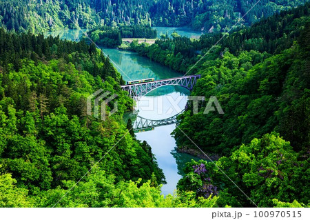 只見線　春の第一只見川橋梁を渡る列車キハE120形(福島県三島町、5月中旬) 100970515