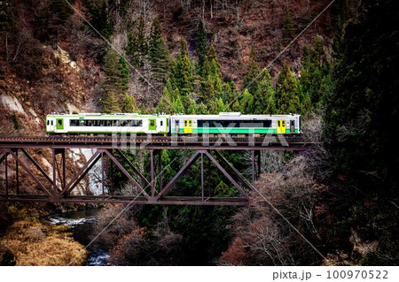 只見線　晩秋の滝谷川橋梁を渡る列車(福島県柳津町、11月下旬) 100970522