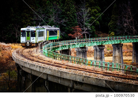 只見線　秋の叶津川橋梁を渡る列車(福島県只見町、11月下旬) 100970530