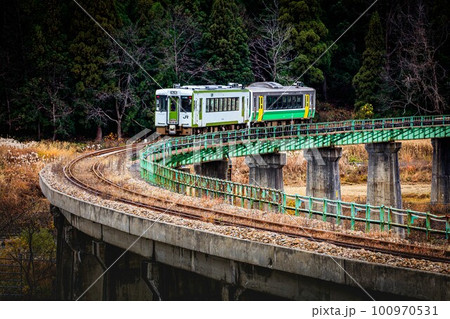 只見線　秋の叶津川橋梁を渡る列車(福島県只見町、11月下旬) 100970531