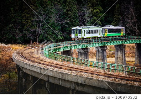 只見線　秋の叶津川橋梁を渡る列車(福島県只見町、11月下旬) 100970532