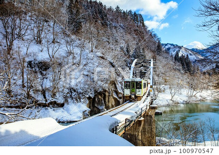 只見線　冬の第四只見川橋梁を渡る列車(福島県金山町、2月) 100970547