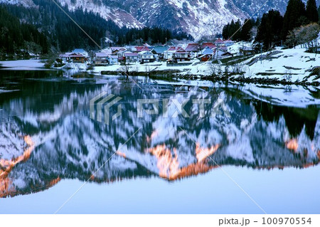 山に朝日差す冬早朝の大志集落(福島県金山町、2月) 100970554