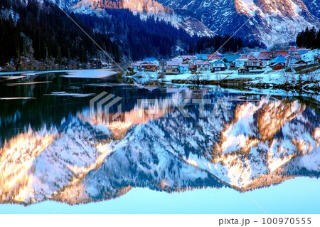 山に朝日差す冬早朝の大志集落(福島県金山町、2月) 山に朝日差す冬早朝の大志集落(福島県金山町、2月) 100970555