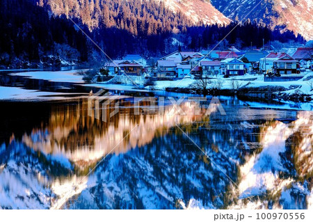 山に朝日差す冬早朝の大志集落(福島県金山町、2月) 山に朝日差す冬早朝の大志集落(福島県金山町、2月) 100970556