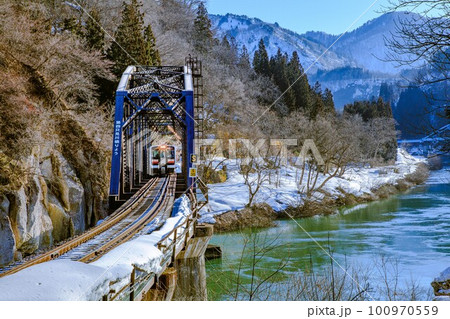 只見線　冬の第四只見川橋梁を渡る列車キハE120-2(福島県金山町、2月) 100970559