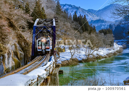 只見線　冬の第四只見川橋梁を渡る列車キハE120-2(福島県金山町、2月) 100970561