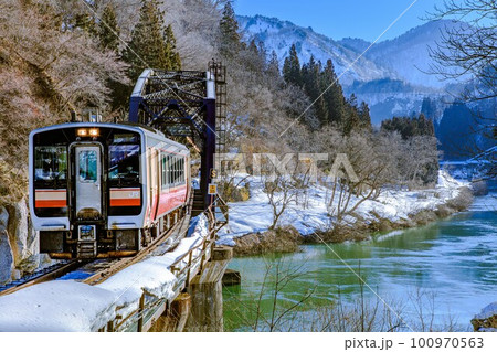 只見線　冬の第四只見川橋梁を渡る列車キハE120-2(福島県金山町、2月) 100970563