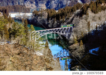 只見線 冬の第一只見川橋梁を渡る列車キハE120形(福島県三島町、2月下旬) 只見線 冬の第一只見川橋梁を渡る列車キハE120形(福島県三島町、2月下旬) 100970569