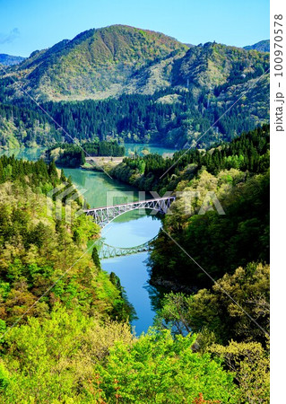 只見線 新緑の第一只見川橋梁(福島県三島町、5月上旬) 只見線 新緑の第一只見川橋梁(福島県三島町、5月上旬) 100970578